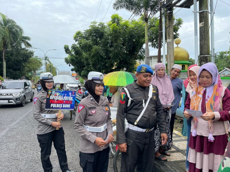 Personil Satlantas Polres Bone memberikan edukasi terkait pelaksanaan Operasi Patuh Pallawa 2023. (ist)