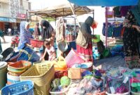 Pedagang alat dapur di Pasar Bajoe dipadati emak-emak yang datang berburu gayung. (DIKSIKU/Rahmah)
