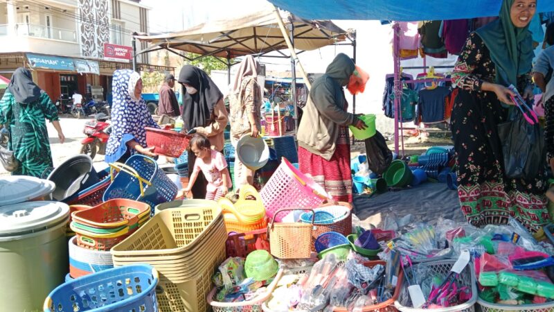 Pedagang alat dapur di Pasar Bajoe dipadati emak-emak yang datang berburu gayung. (DIKSIKU/Rahmah)