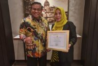 Bupati Bone Andi Fahsar M Padjalangi bersama Kepala DP3A Bone Hj St Rosnawati usai menerima penghargaan Kabupaten Layak Anak Kategori Nindya. (ist)