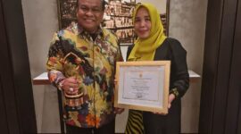 Bupati Bone Andi Fahsar M Padjalangi bersama Kepala DP3A Bone Hj St Rosnawati usai menerima penghargaan Kabupaten Layak Anak Kategori Nindya. (ist)