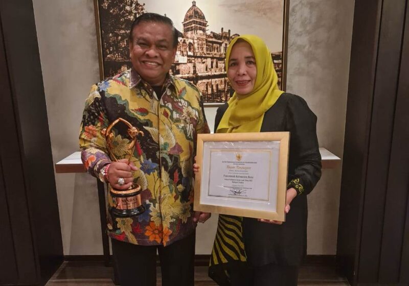 Bupati Bone Andi Fahsar M Padjalangi bersama Kepala DP3A Bone Hj St Rosnawati usai menerima penghargaan Kabupaten Layak Anak Kategori Nindya. (ist)
