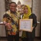 Bupati Bone Andi Fahsar M Padjalangi bersama Kepala DP3A Bone Hj St Rosnawati usai menerima penghargaan Kabupaten Layak Anak Kategori Nindya. (ist)