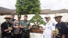 Bupati Bone bersama unsur Forkopimda meninjau pelaksanaan pameran dan Kontes Nasional Bonsai di kawasan Terminal Petta Ponggawae, Kabupaten Bone, Rabu (26/7). (ist)