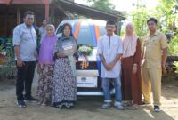 Penyerahan hadiah grand prize 1 unit mobil Daihatsu Xenia kepada Marimang ahli waris almarhum Jumari. (ist)