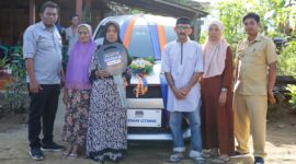 Penyerahan hadiah grand prize 1 unit mobil Daihatsu Xenia kepada Marimang ahli waris almarhum Jumari. (ist)