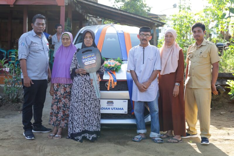 Penyerahan hadiah grand prize 1 unit mobil Daihatsu Xenia kepada Marimang ahli waris almarhum Jumari. (ist)