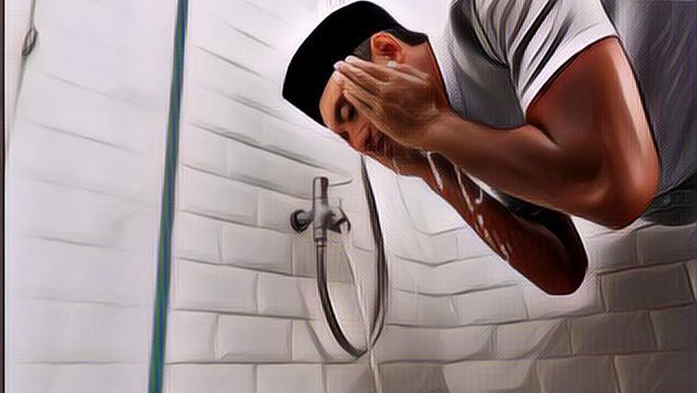 ilustrasi berwudhu di dalam WC. (int)