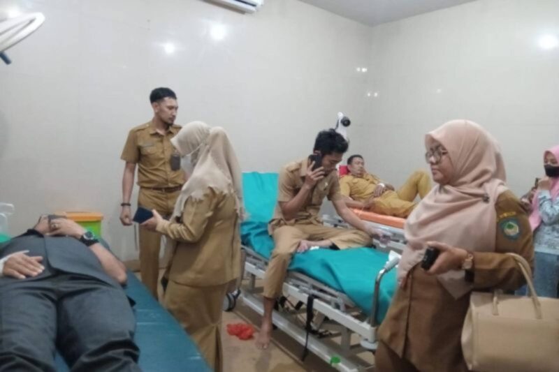 Sejumlah korban keracunan mendapatkan perawatan intensif di RSUD Syekh Yusuf, 