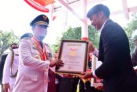 Gubernur Sulsel menerima penghargaan rekor dunia MURI. (ist)