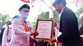 Gubernur Sulsel menerima penghargaan rekor dunia MURI. (ist)