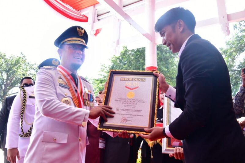 Gubernur Sulsel menerima penghargaan rekor dunia MURI. (ist)