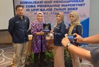 Kepala UPP Bajoe Capt Ramlah (jilbab ungu) menyerahkan cinderamata ke pihak Dirlala Hubla Kemenhub RI. (DIKSIKU/Idhul)
