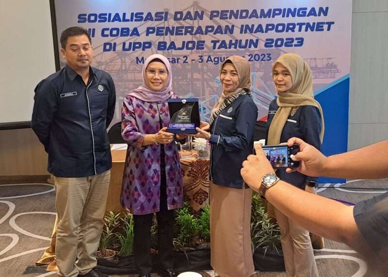 Kepala UPP Bajoe Capt Ramlah (jilbab ungu) menyerahkan cinderamata ke pihak Dirlala Hubla Kemenhub RI. (DIKSIKU/Idhul)