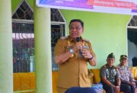 Bupati Bone Andi Fahsar  M Padjalangi beri motivasi kepada eks penderita kusta di Kecamatan Cina, Senin (7/8). (ist)