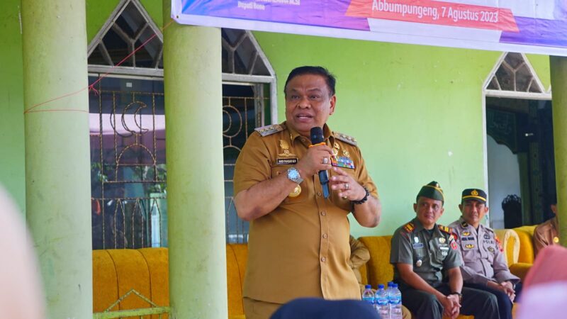 Bupati Bone Andi Fahsar  M Padjalangi beri motivasi kepada eks penderita kusta di Kecamatan Cina, Senin (7/8). (ist)