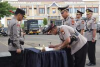 Penandatanganan berita acara serah terima jabatan Kasat Reskrim Polres Bone. (int)