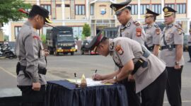 Penandatanganan berita acara serah terima jabatan Kasat Reskrim Polres Bone. (int)