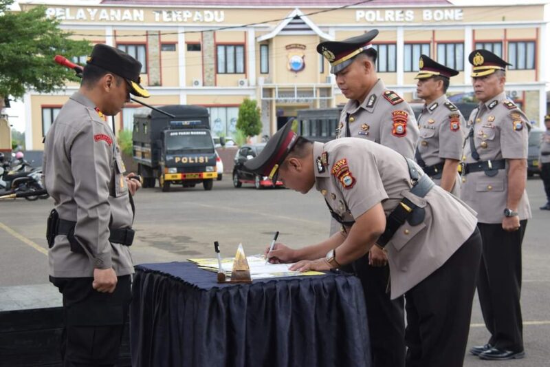 Penandatanganan berita acara serah terima jabatan Kasat Reskrim Polres Bone. (int)