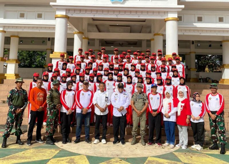 Bupati Bone Andi Fahsar M Padjalangi (tengah;topi hitam) berfoto bersama anggota Paskibraka Bone tahun 2023. (ist)