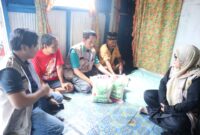 Baznas Bone salurkan bantuan untuk penderita kelumpuhan di Kelurahan Ta, Kecamatan Tanete Riattang, Minggu (13/8). (ist)