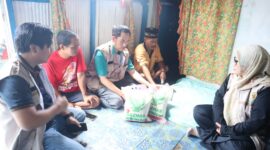 Baznas Bone salurkan bantuan untuk penderita kelumpuhan di Kelurahan Ta, Kecamatan Tanete Riattang, Minggu (13/8). (ist)