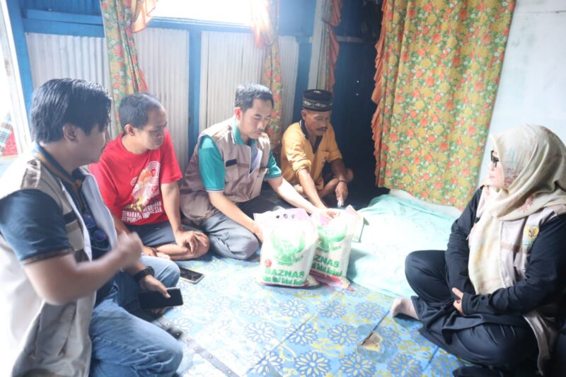 Baznas Bone salurkan bantuan untuk penderita kelumpuhan di Kelurahan Ta, Kecamatan Tanete Riattang, Minggu (13/8). (ist)