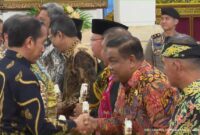 Presiden RI Joko Widodo menyerahkan penghargaan kabupaten terbaik dalam mengendalikan inflasi kepada Bupati Bone Andi Fahsar M Padjalangi di istana negara, Jakarta, Kamis (31/8). (ist)
