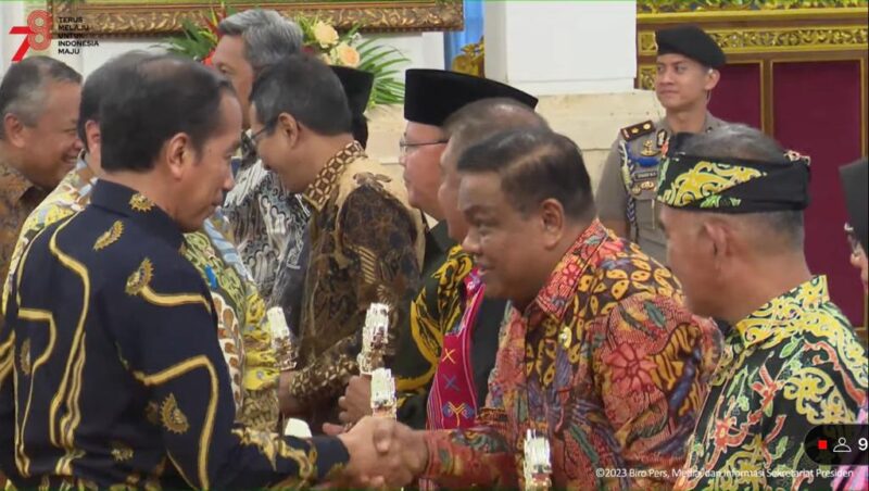 Presiden RI Joko Widodo menyerahkan penghargaan kabupaten terbaik dalam mengendalikan inflasi kepada Bupati Bone Andi Fahsar M Padjalangi di istana negara, Jakarta, Kamis (31/8). (ist)