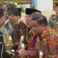 Presiden RI Joko Widodo menyerahkan penghargaan kabupaten terbaik dalam mengendalikan inflasi kepada Bupati Bone Andi Fahsar M Padjalangi di istana negara, Jakarta, Kamis (31/8). (ist)