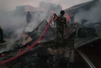 Petugas memadamkan titik asap api dari insiden kebakaran di pasar Waetuo, Kabupaten Bone, Rabu (13/9). (ist)