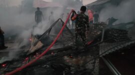 Petugas memadamkan titik asap api dari insiden kebakaran di pasar Waetuo, Kabupaten Bone, Rabu (13/9). (ist)