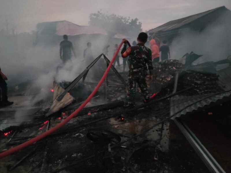 Petugas memadamkan titik asap api dari insiden kebakaran di pasar Waetuo, Kabupaten Bone, Rabu (13/9). (ist)