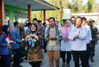 Tim verifikasi lapangan KKS dari pusat berkunjung ke lokus pemukiman sehat dan sekolah sehat di Desa Pitumpidange, Kecamatan Libureng, Kabupaten Bone, Rabu (13/9). (ist)  