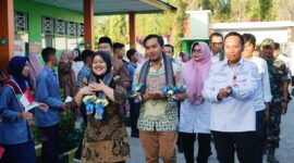 Tim verifikasi lapangan KKS dari pusat berkunjung ke lokus pemukiman sehat dan sekolah sehat di Desa Pitumpidange, Kecamatan Libureng, Kabupaten Bone, Rabu (13/9). (ist)  