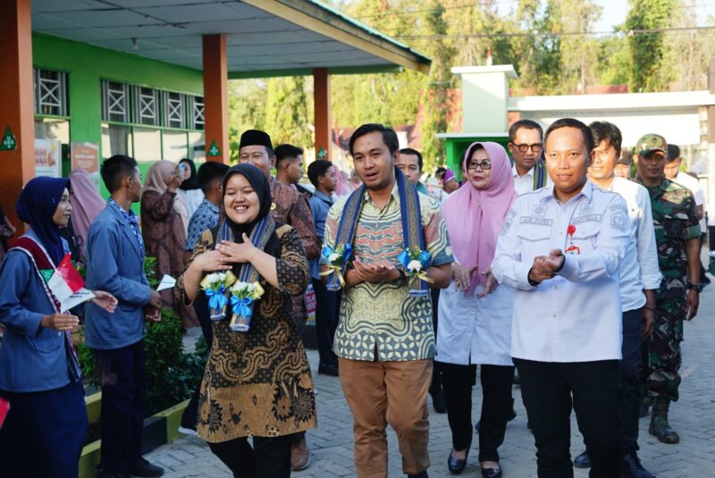 Tim verifikasi lapangan KKS dari pusat berkunjung ke lokus pemukiman sehat dan sekolah sehat di Desa Pitumpidange, Kecamatan Libureng, Kabupaten Bone, Rabu (13/9). (ist)  