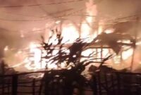 Api melalap rumah panggung di Kelurahan Toro, Kecamatan Tanete Riattang Timur, Kabupaten Bone, Senin (18/9). (ist)