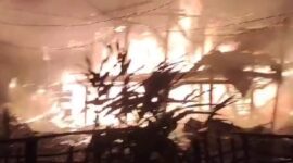 Api melalap rumah panggung di Kelurahan Toro, Kecamatan Tanete Riattang Timur, Kabupaten Bone, Senin (18/9). (ist)