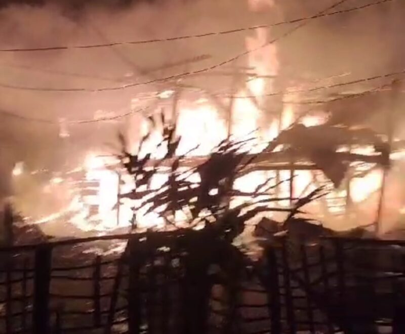 Api melalap rumah panggung di Kelurahan Toro, Kecamatan Tanete Riattang Timur, Kabupaten Bone, Senin (18/9). (ist)