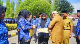 Penyerahan SK Guru PPPK di halaman kantor Bupati Bone, Senin(18/9). (ist)