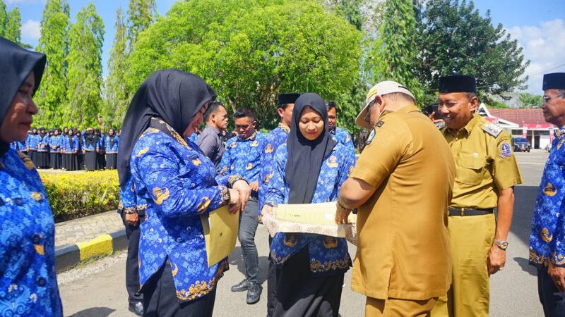 Penyerahan SK Guru PPPK di halaman kantor Bupati Bone, Senin(18/9). (ist)