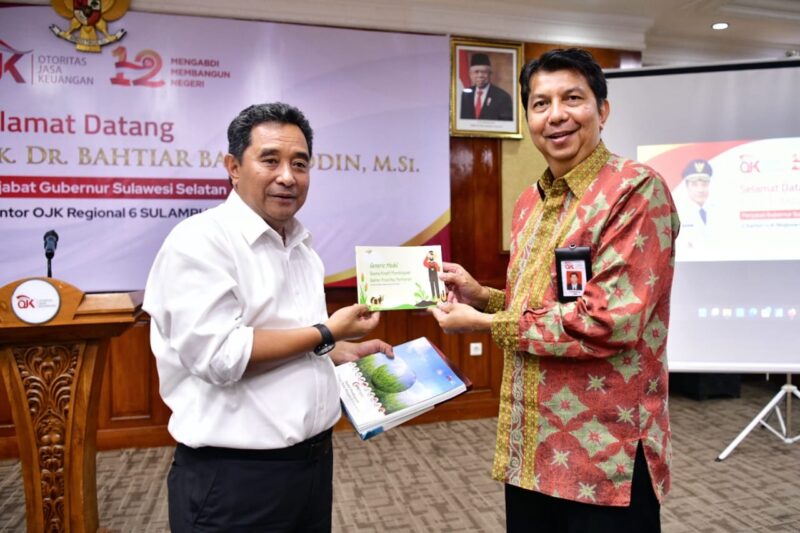 Kepala OJK Regional VI Sulampua, Darwisman (kana) bersama Pj Gubernur Sulsel Bahtiar Baharuddin. (ist)