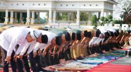 Pelaksanaan salat istisqa di Lapangan Merdeka Kabupaten Bone, Senin (23/10). (ist)