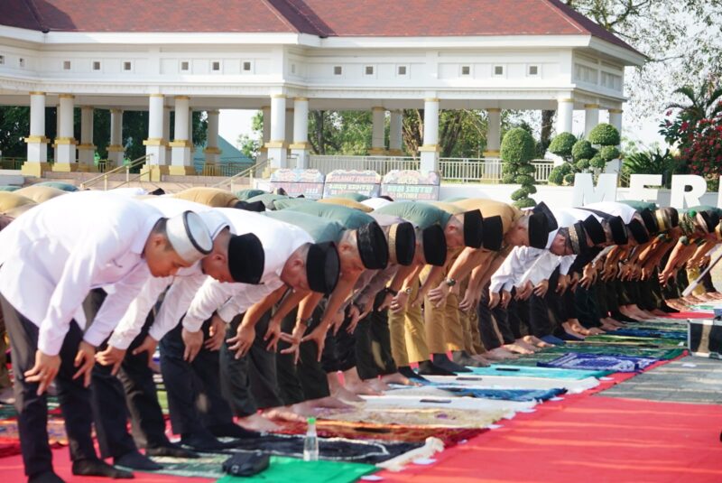Pelaksanaan salat istisqa di Lapangan Merdeka Kabupaten Bone, Senin (23/10). (ist)