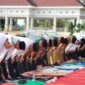 Pelaksanaan salat istisqa di Lapangan Merdeka Kabupaten Bone, Senin (23/10). (ist)