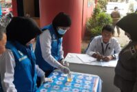 Proses peneriksaan urine personel Satpol PP Bone. (ist)