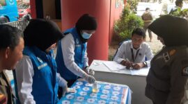 Proses peneriksaan urine personel Satpol PP Bone. (ist)