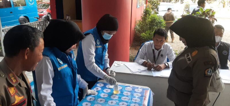 Proses peneriksaan urine personel Satpol PP Bone. (ist)