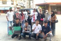 Anggota Pramuka STIE Yapi Bone dan kader HMI Komisariat Matanna Tikka berfoto bersama disela-sela aksi penggalangan dana. (ist)