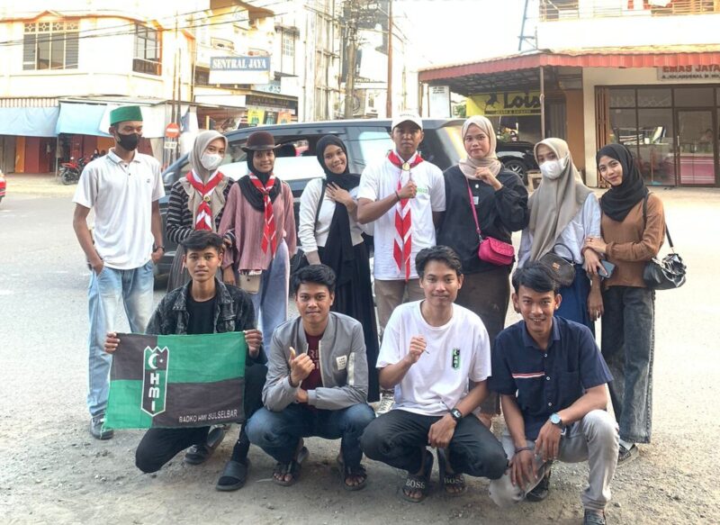Anggota Pramuka STIE Yapi Bone dan kader HMI Komisariat Matanna Tikka berfoto bersama disela-sela aksi penggalangan dana. (ist)